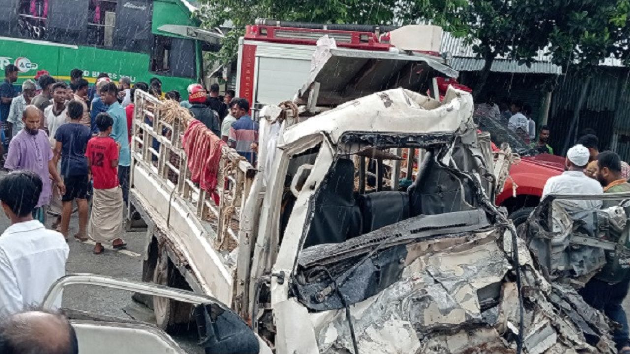 পাকুন্দিয়ার সড়কে দুর্ঘটনার মিছিল, মৃত্যুর শেষ কোথায়?