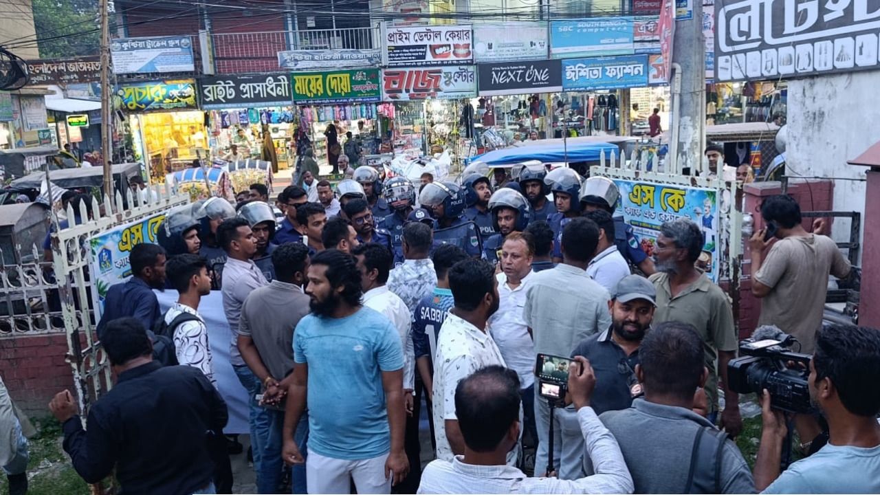 কুষ্টিয়ায় পুলিশের বাধায় পন্ড এনসিপির বিক্ষোভ মিছিল