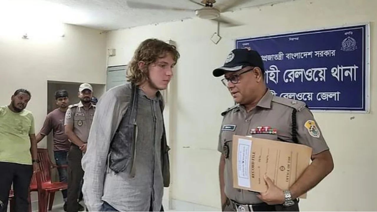 রাজশাহীতে সংকেত মিলল চুরি যাওয়া ল্যাপটপের, উদ্ধারের অপেক্ষায় জার্মান পর্যটক