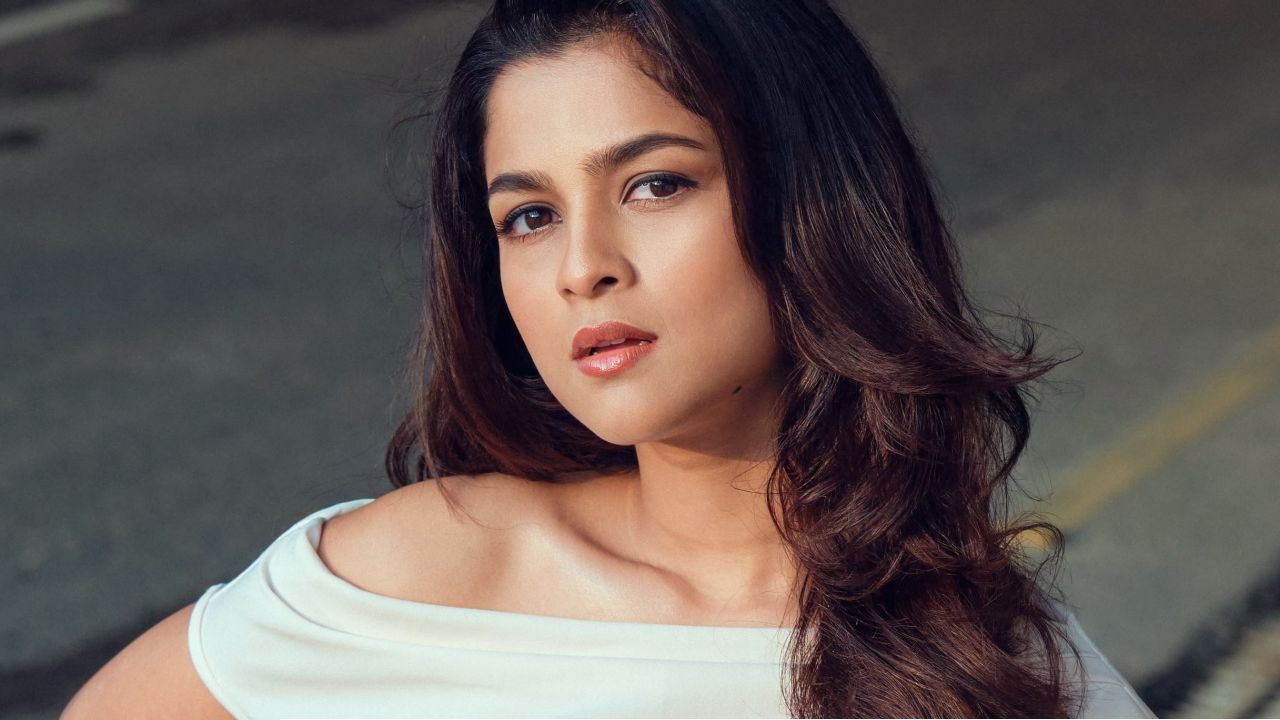 সাদা অফ-শোল্ডার টপে গ্ল্যামারাস লুকে সাদিয়া আয়মান