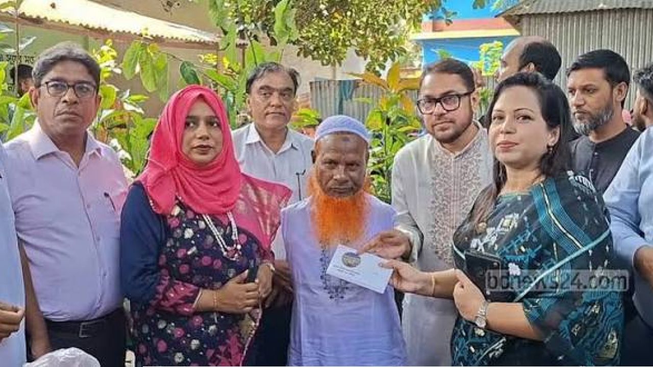 হাত নেই, পা দিয়ে পড়ান দুখু মিয়া; পাশে দাঁড়াল প্রশাসন