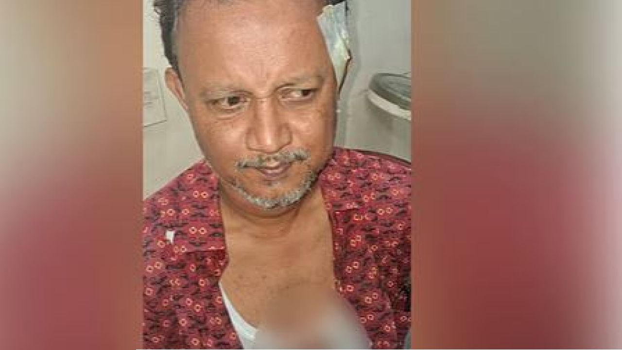 চুল কাটতে বলায় শিক্ষককে কলম দিয়ে হামলা, রক্তাক্ত