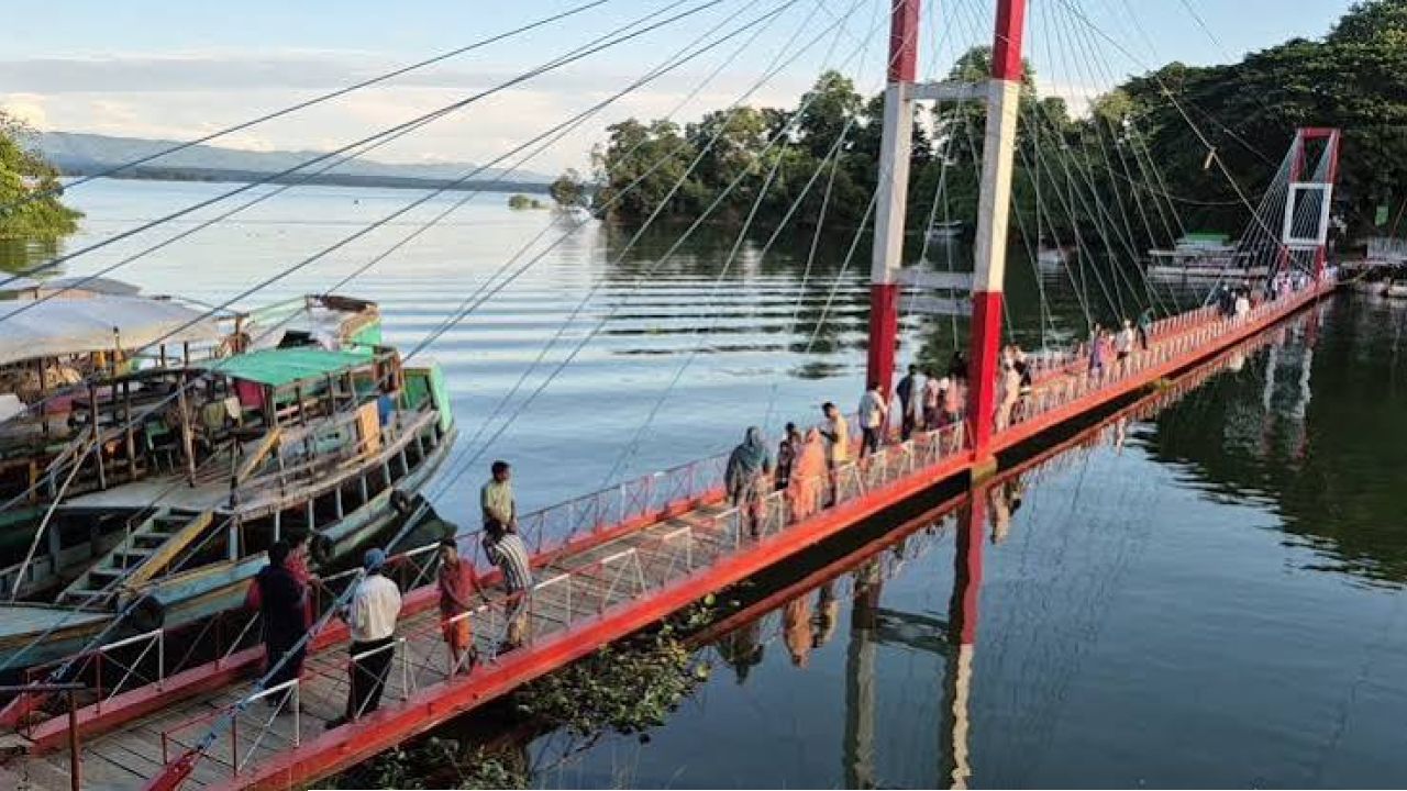 পানির নিচ থেকে দৃশ্যমান রাঙামাটির সেতু