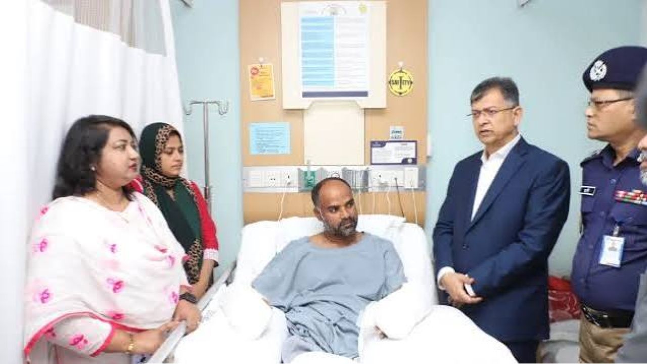 ছিনতাইকারীদের হামলায় পুলিশ কর্মকর্তার দুই হাতের রগ কাটা