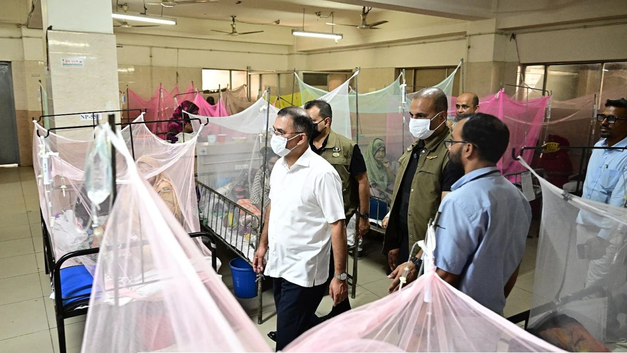 হাসপাতাল পরিদর্শনে গিয়ে চিকিৎসককে ধূমপান করতে দেখে বরখাস্তের নির্দেশ প্রধানমন্ত্রীর